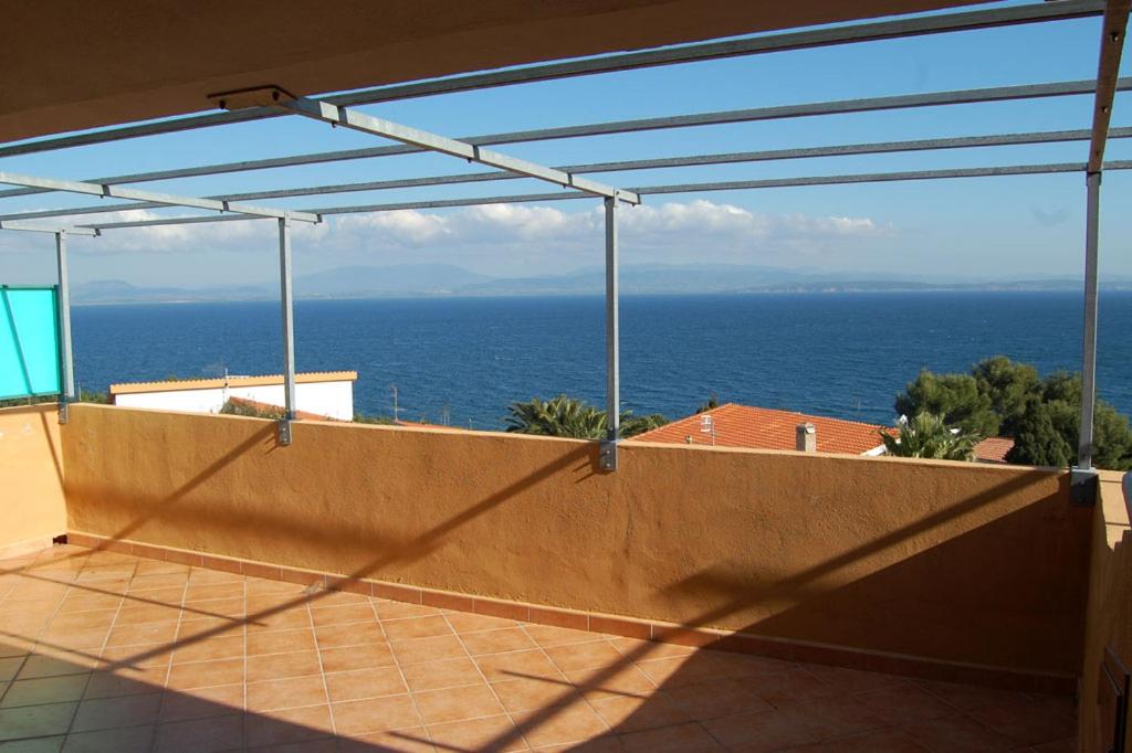 Maladroscia的住宿－Elegante appartamento dotato di veranda con vista mare Maladroxia C64，房屋的阳台享有海景。