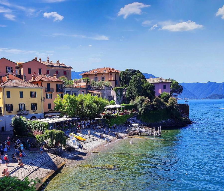 a group of people on a beach near the water at B&B Le Fate Del Lago in Lierna