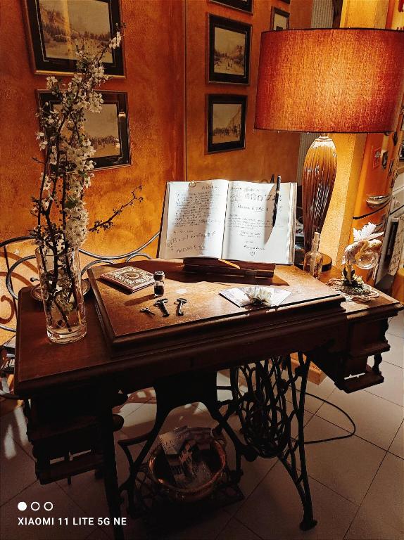a desk with a lamp and a laptop on it at B&B Le Fate Del Lago in Lierna