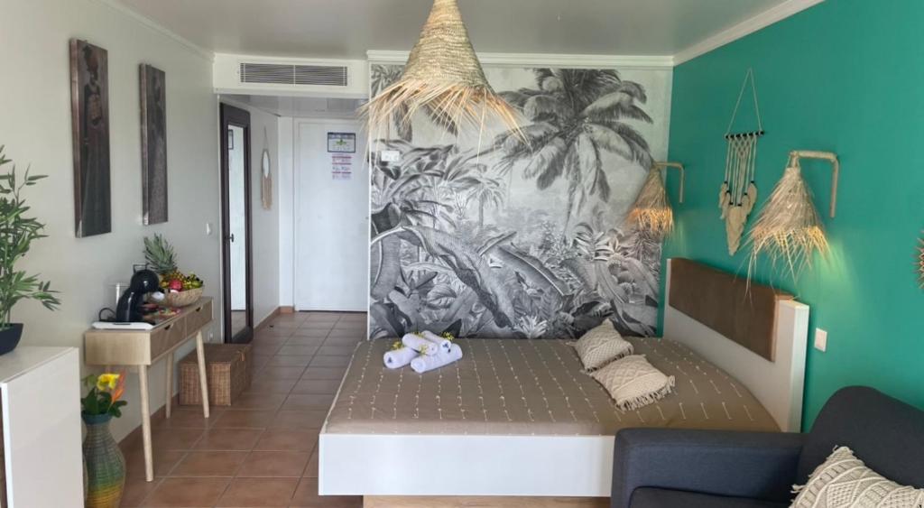 Letto o letti in una camera di Couleur Caraïbes-TI EVASION appartement dans un hôtel 3 étoiles vue mer