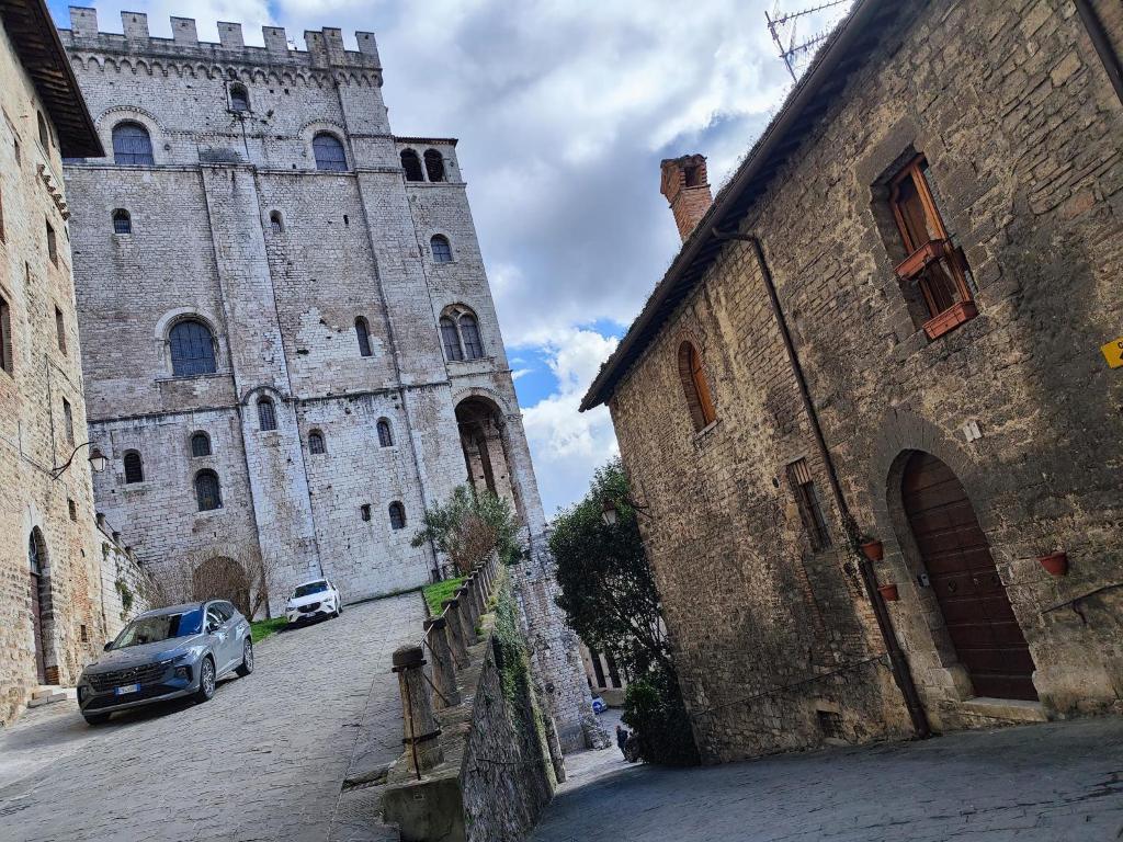 un coche aparcado frente a un castillo en La casa della mamma en Gubbio
