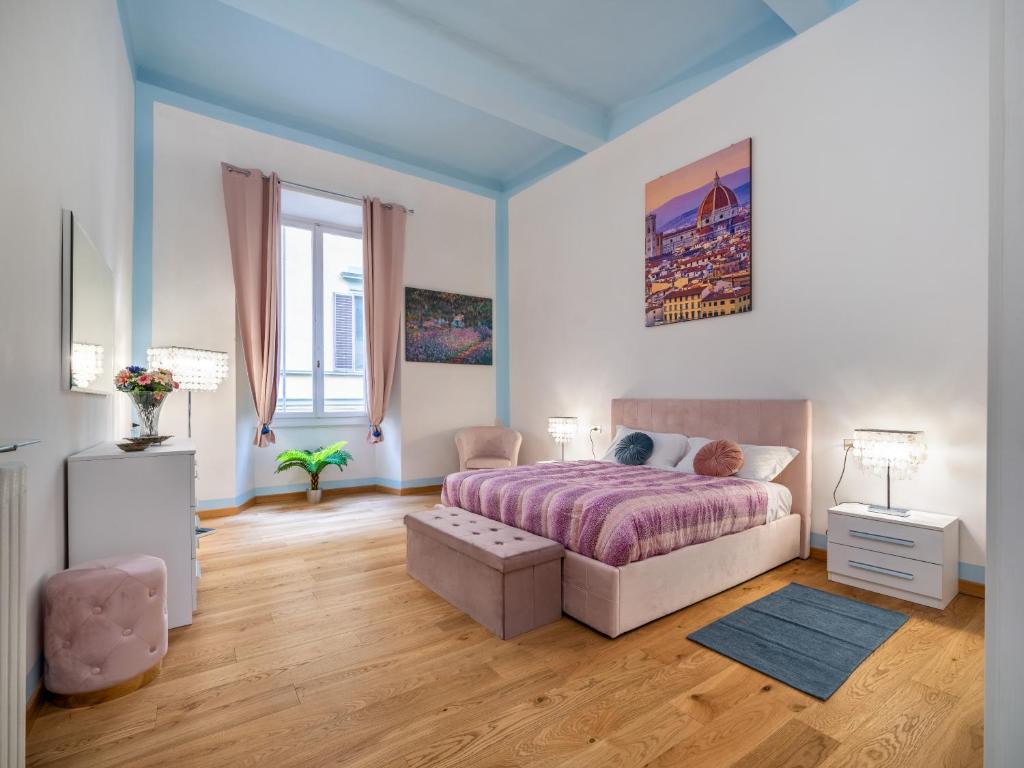 een slaapkamer met een paars bed en een raam bij Pitti Mannelli Suite in Florence