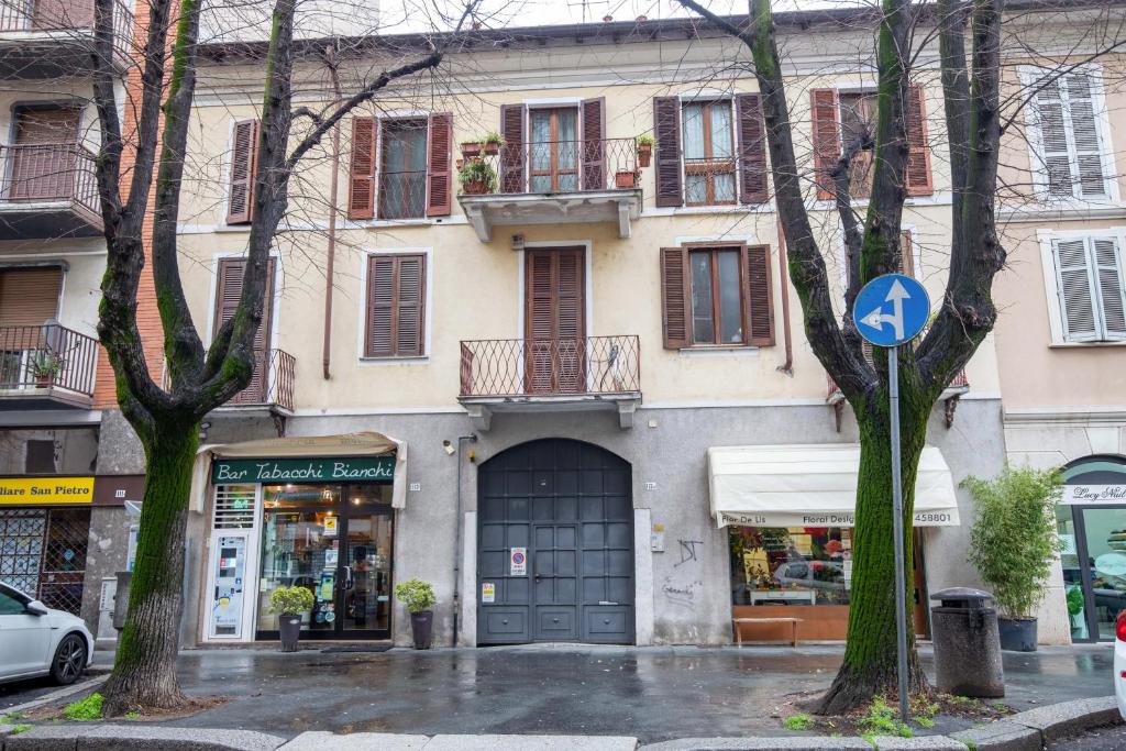 un edificio con una señal azul delante de él en Casa Malu', en Legnano
