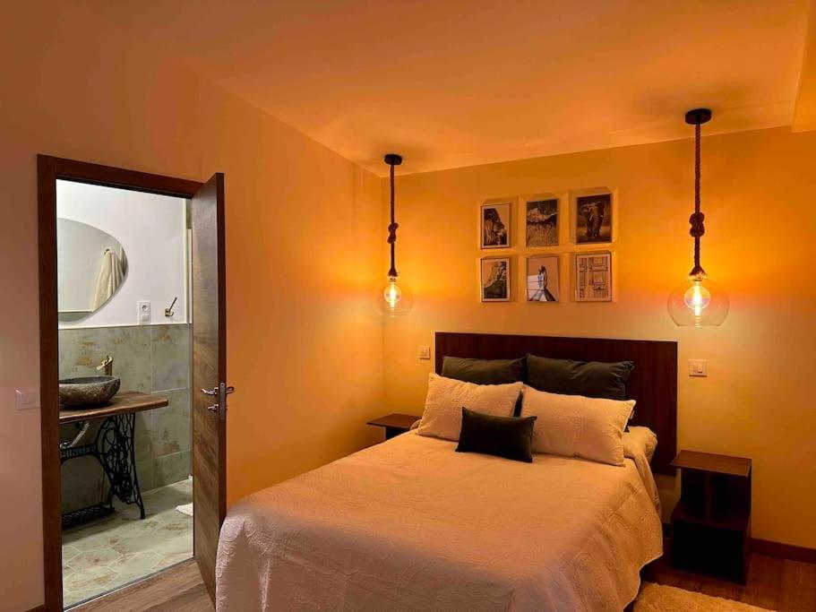 庫迪列羅的住宿－la Casina Lopez，一间卧室配有一张大床,上面有灯