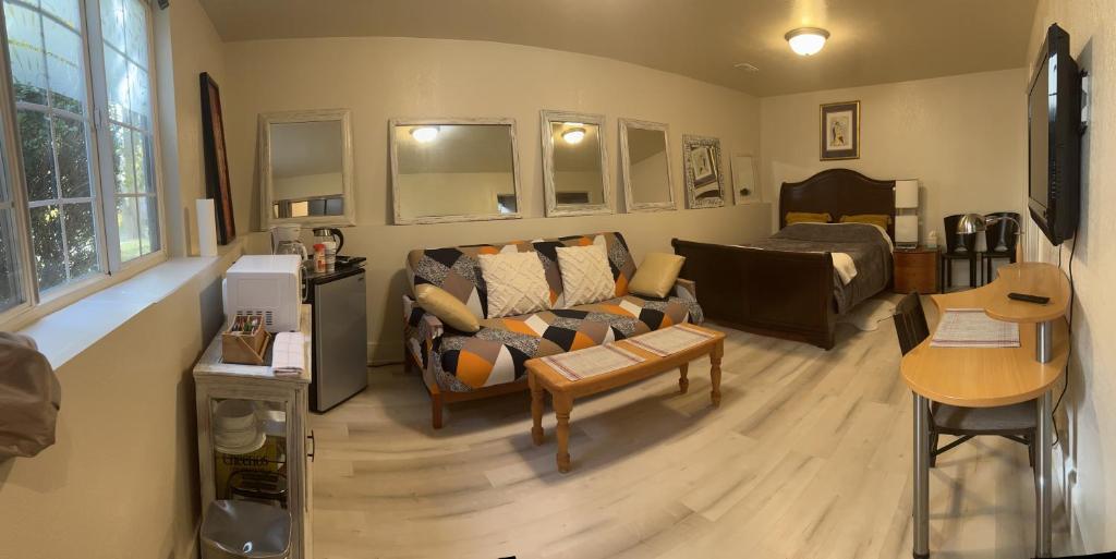 ein Wohnzimmer mit einem Sofa und einem Tisch in der Unterkunft West Side Grand Rapids 2 room apartment close to everything in Grand Rapids