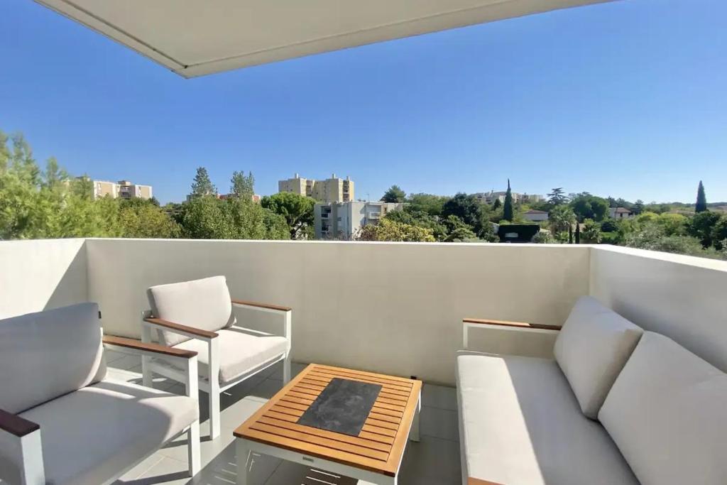- Balcón con 2 sillas y mesa de centro en Bright apartment with balcony, en Montpellier
