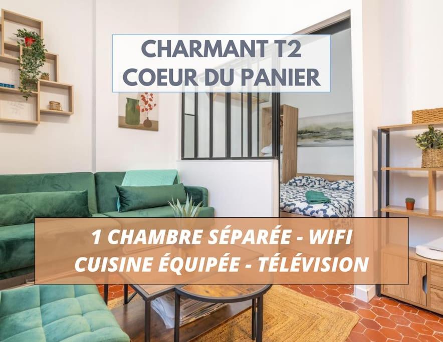 sala de estar con sofá verde y mesa en Charmant T2 au cœur du Panier, en Marsella