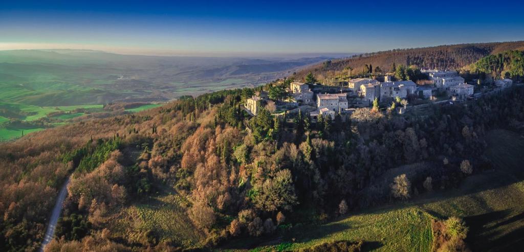 una vista aérea de un castillo en un bosque en Monteverdi Tuscany, en Castiglioncello del Trinoro