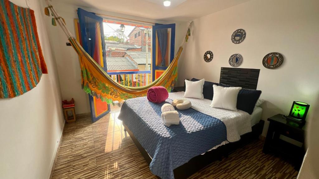 - une chambre avec un lit et 2 serviettes dans l'établissement La Marteja, à Salento