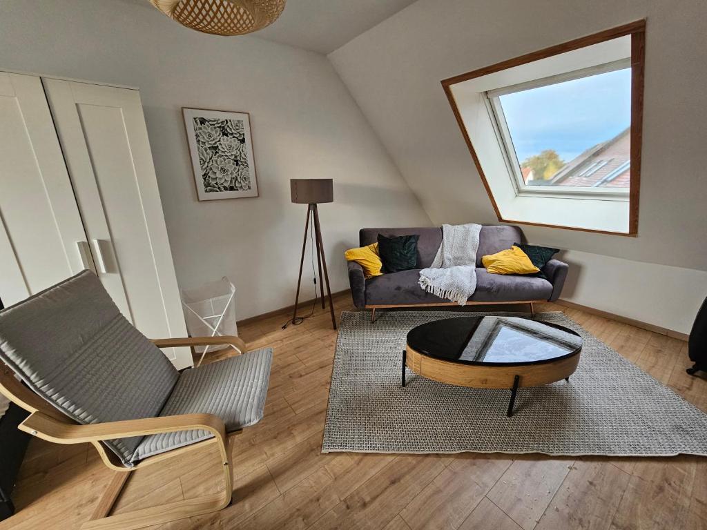 a living room with a couch and a coffee table at StayInn Delitzsch Apartment für bis zu 6 Personen in Delitzsch
