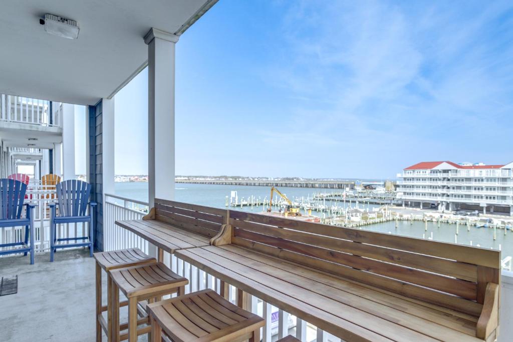 Μπαλκόνι ή βεράντα στο Ocean City Inlet Escape with Balcony and Bay Views!