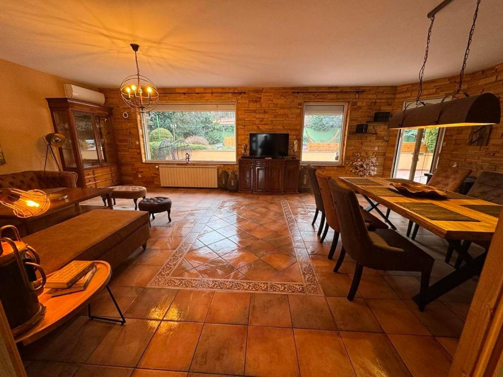 Posezení v ubytování Villa Boyana City & Relax with Hot Jacuzzi and Sauna by BookVillaBG