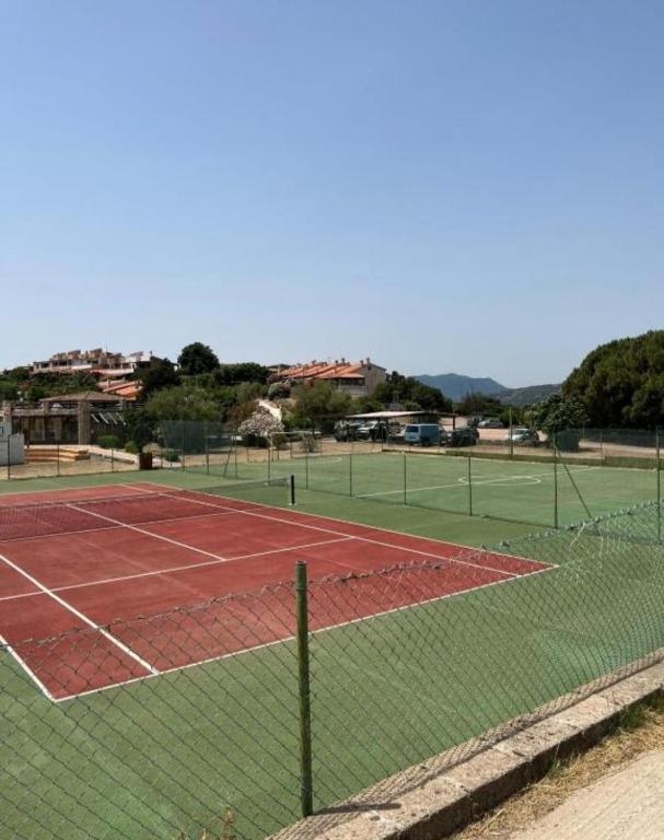 una pista de tenis con 2 pistas de tenis en Coralli House, en Casagliana