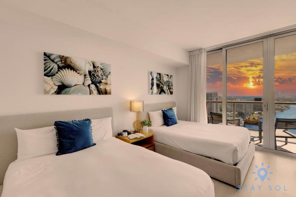Ένα ή περισσότερα κρεβάτια σε δωμάτιο στο Amenities BALCONY w Stunning Views-Beachfront