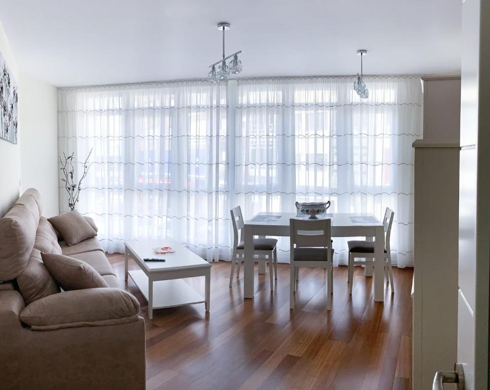 Χώρος καθιστικού στο APARTAMENTOS LONCHO CEE