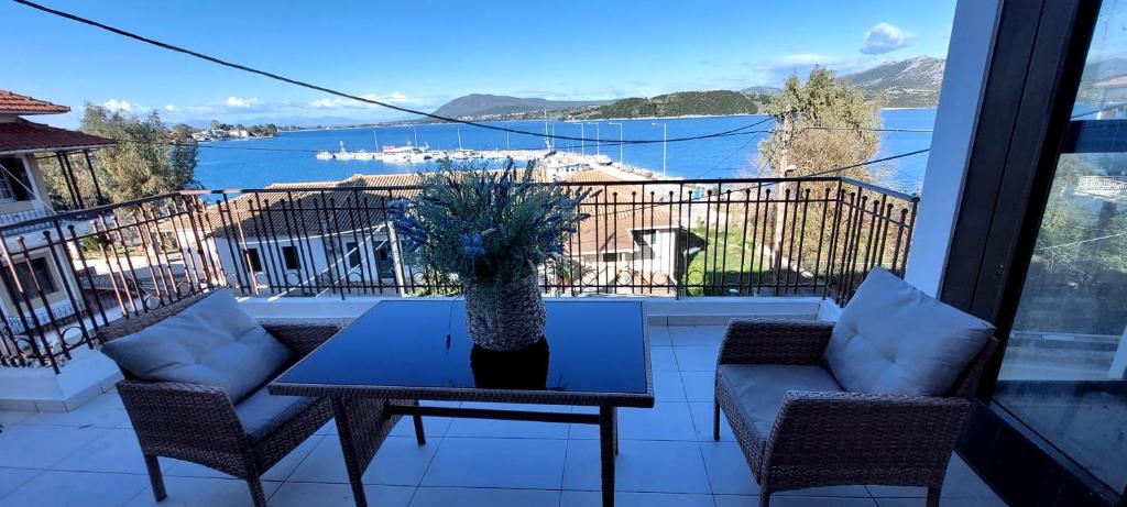 a table and chairs on a balcony with a view at Avista apartments in Lygia