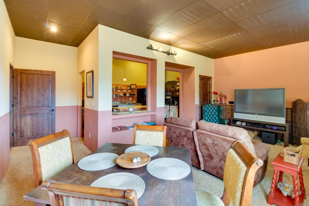 uma sala de estar com uma mesa e um sofá em Cozy Ridgway Vacation Rental Hike, Ski and Explore! em Ridgway