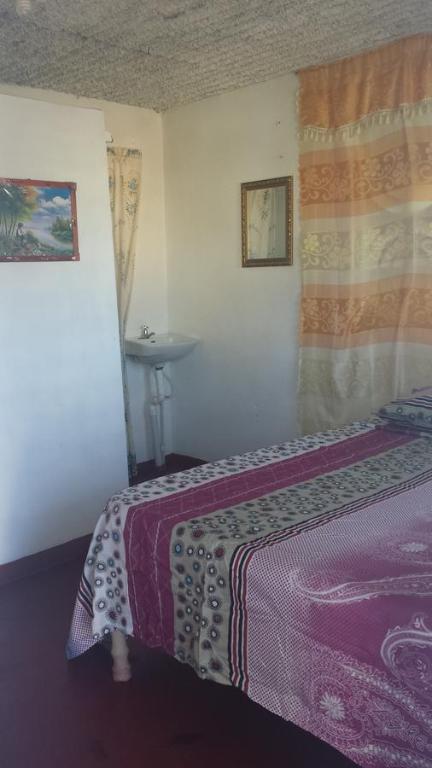 Postel nebo postele na pokoji v ubytování Waikiki Guest House