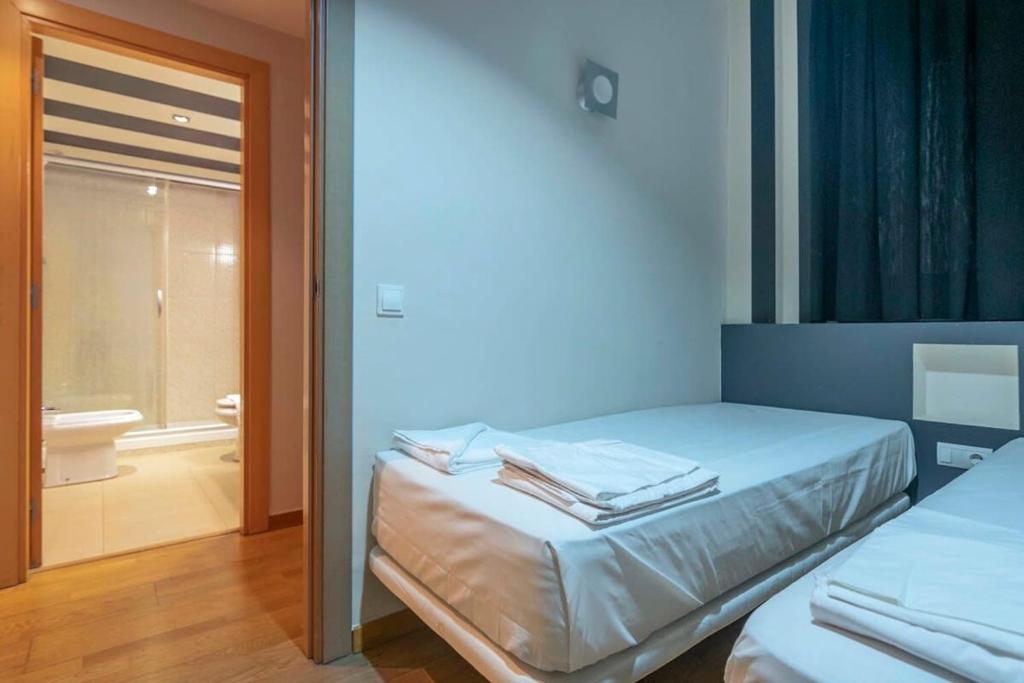 Postel nebo postele na pokoji v ubytování Modern and bright apartment in Eixample 5-1