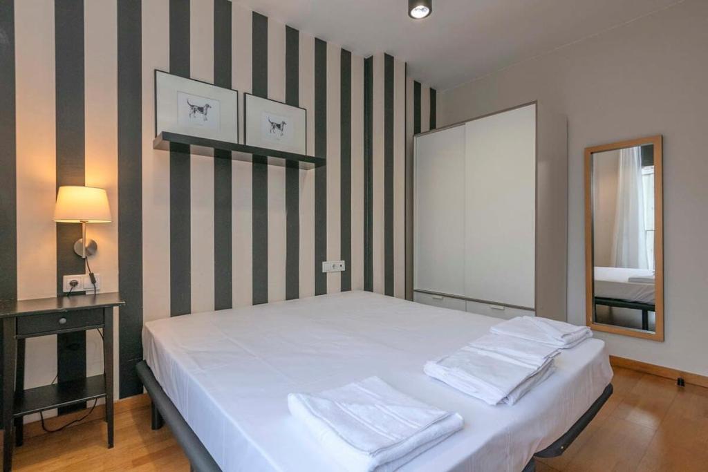 Postel nebo postele na pokoji v ubytování Modern and bright apartment in Eixample 5-1