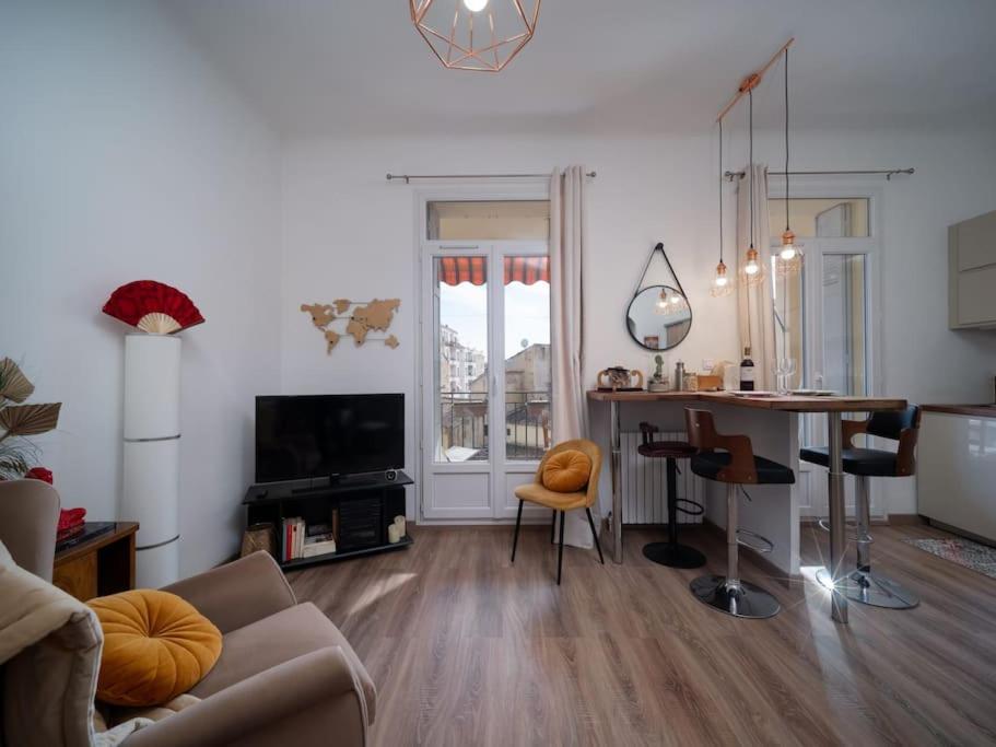 Istumisnurk majutusasutuses Appartement tout &eacute;quip&eacute; avec terrasse au c&oelig;ur de Marseille