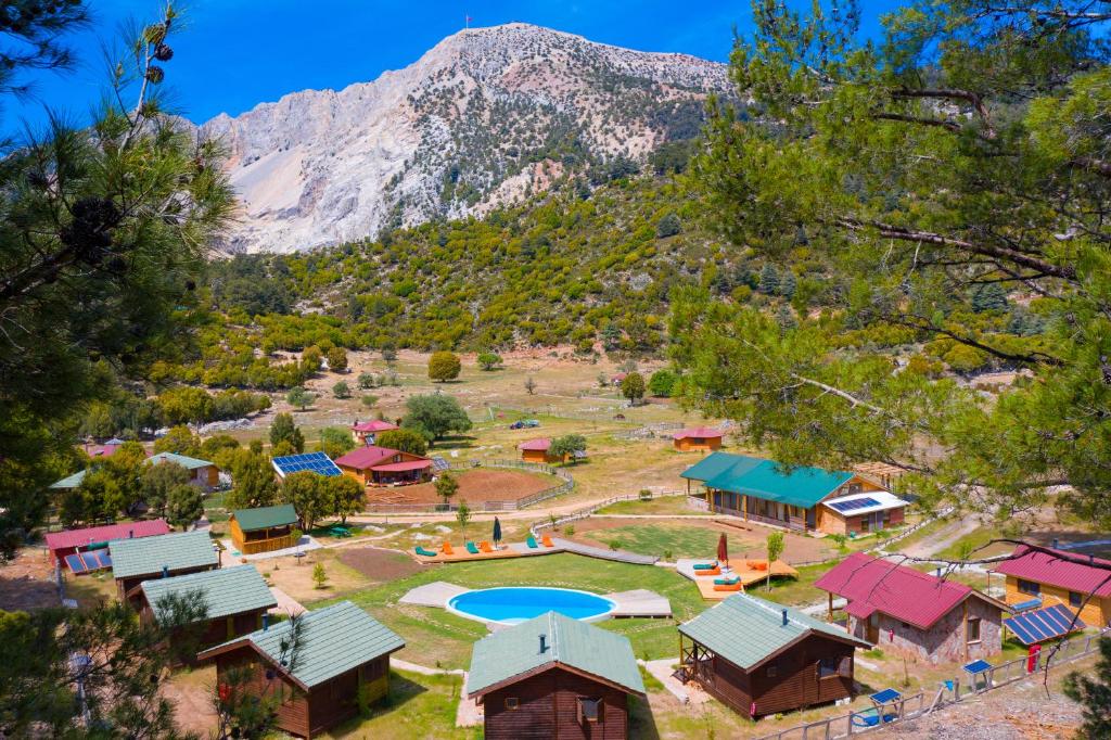 een luchtzicht op een resort met een zwembad en een berg bij Babakamp Eco Ranch & Retreat in Mugla