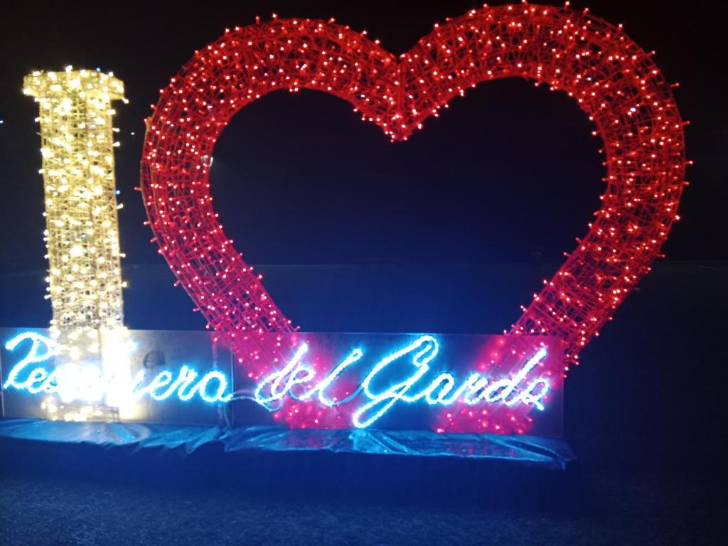 um sinal de néon com um coração e as palavras olá bella é igual em Nithusha holiday house நிதுஷா சுற்றுலா விடுதி em Jaffna