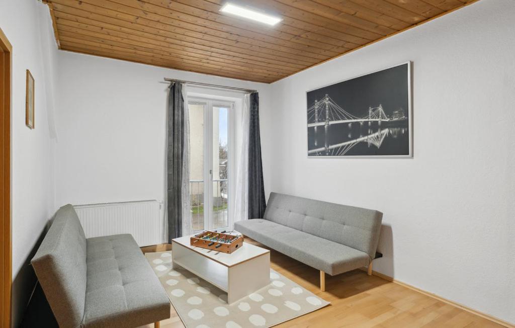 een woonkamer met een bank en een tafel bij Apartment im Pfaffenwinkel Nähe Alpen und München in Peiting