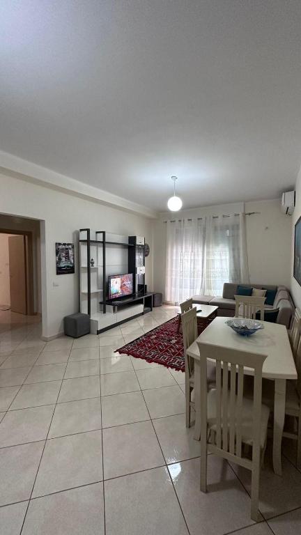 a living room with a table and a couch at Appartamento Perla in Vlorë