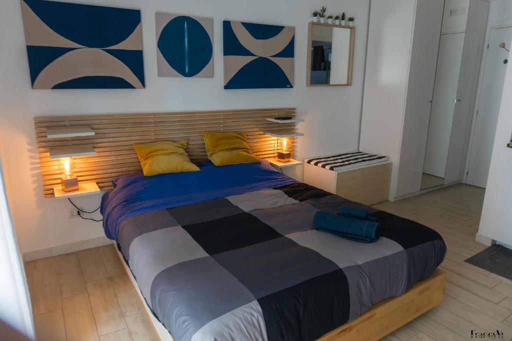 ein Schlafzimmer mit einem großen Bett mit zwei Lampen in der Unterkunft Casina Mia,viale Orazio Flacco 5 Policlinico in Bari
