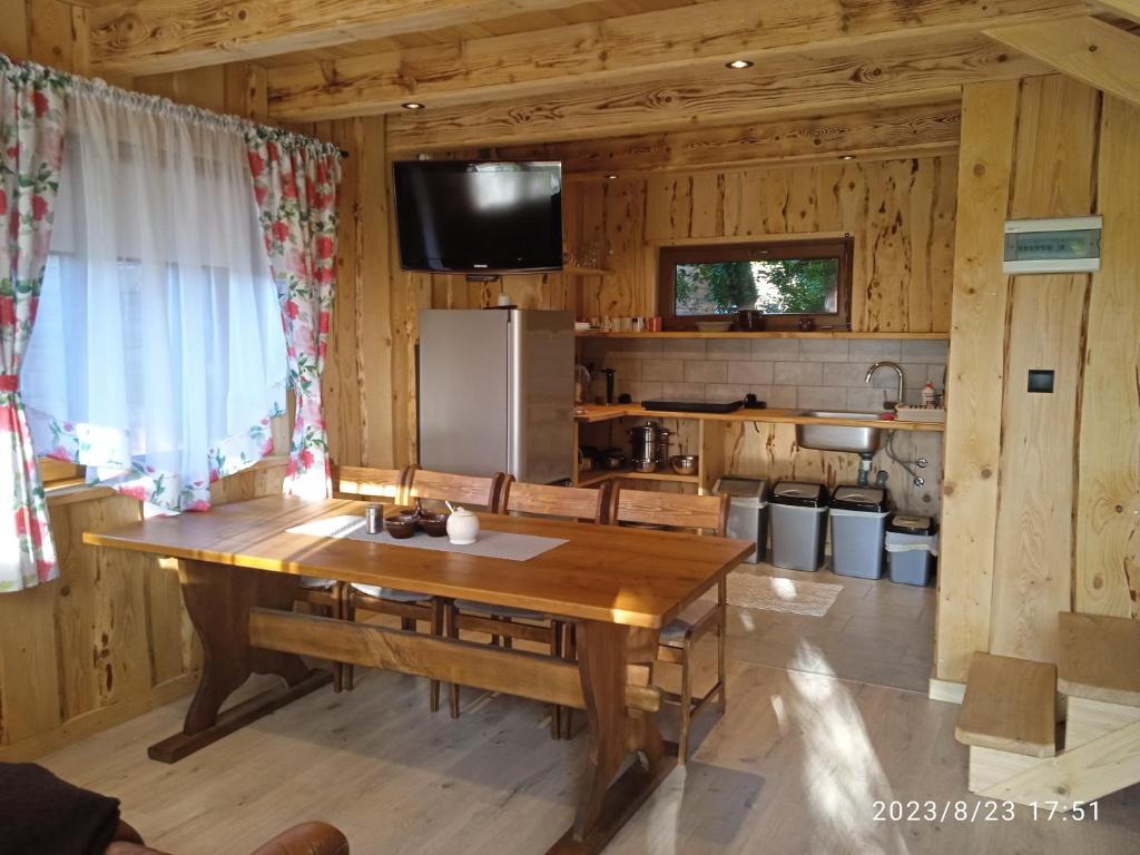 - une cuisine avec une table en bois dans une chambre dans l'établissement Jędrzejówka, à Kazimierz Dolny