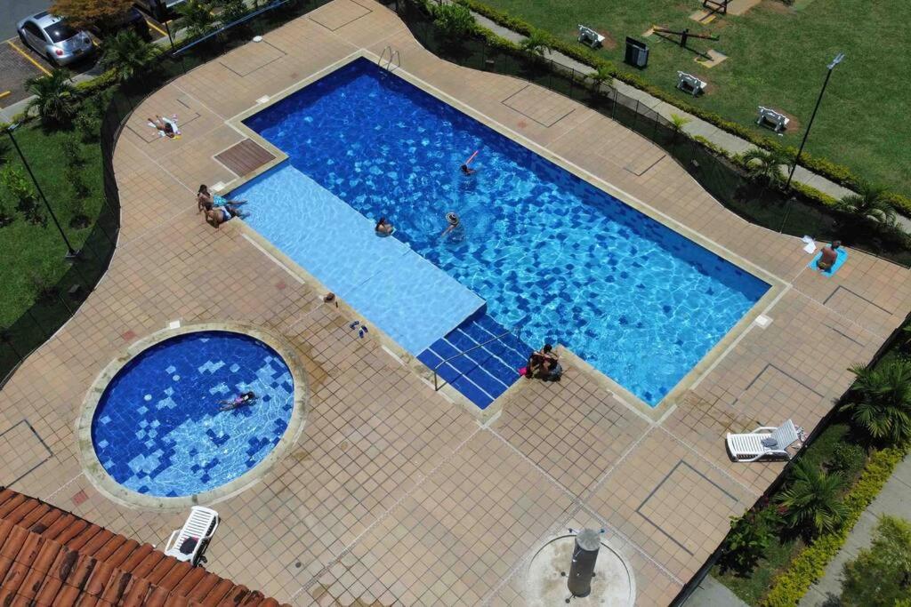 Výhľad na bazén v ubytovaní Apartamento en quinto piso Valle del Lili, Zafiro C alebo v jeho blízkosti