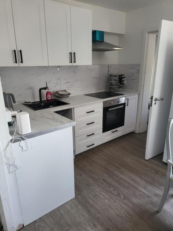 Private Room Near Central Ideal for City Explorers - Double Room With Shared Bathroom