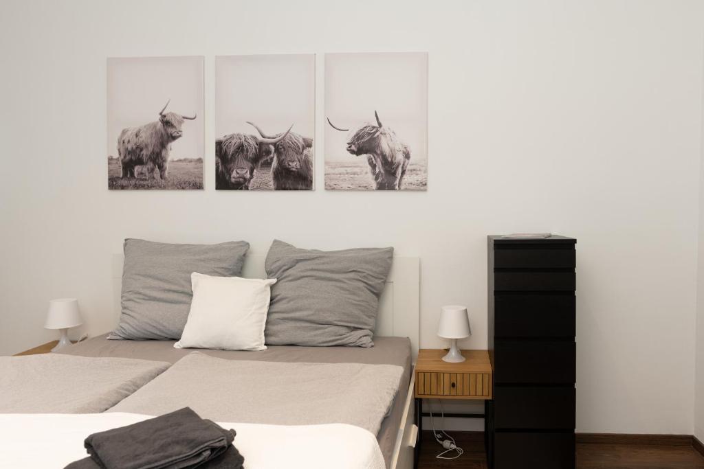um quarto com duas camas e três animais na parede em City Apartment am Zoo & Stadtkern em Leipzig