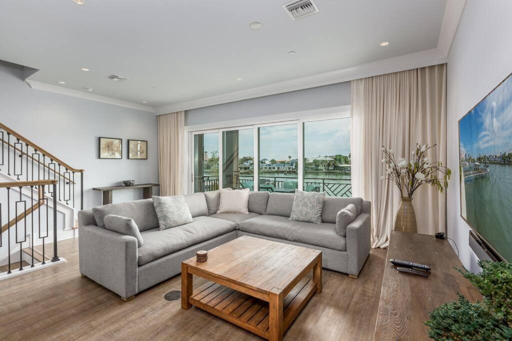 Χώρος καθιστικού στο Waterfront Oasis 3 BR/4 beds~3 min walk to beach.