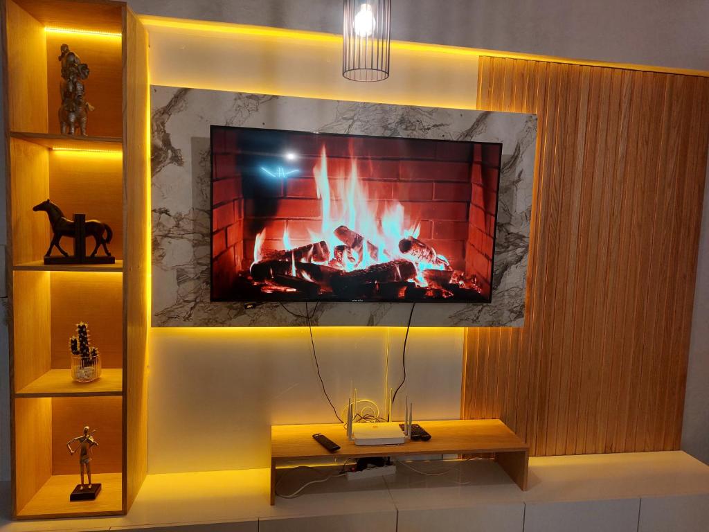 a living room with a fireplace and a tv at Appartement kenitra mall in Kenitra
