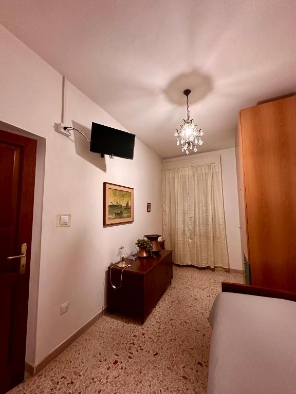 TV a/nebo společenská místnost v ubytování Affittacamere La Dimora dei Nonni