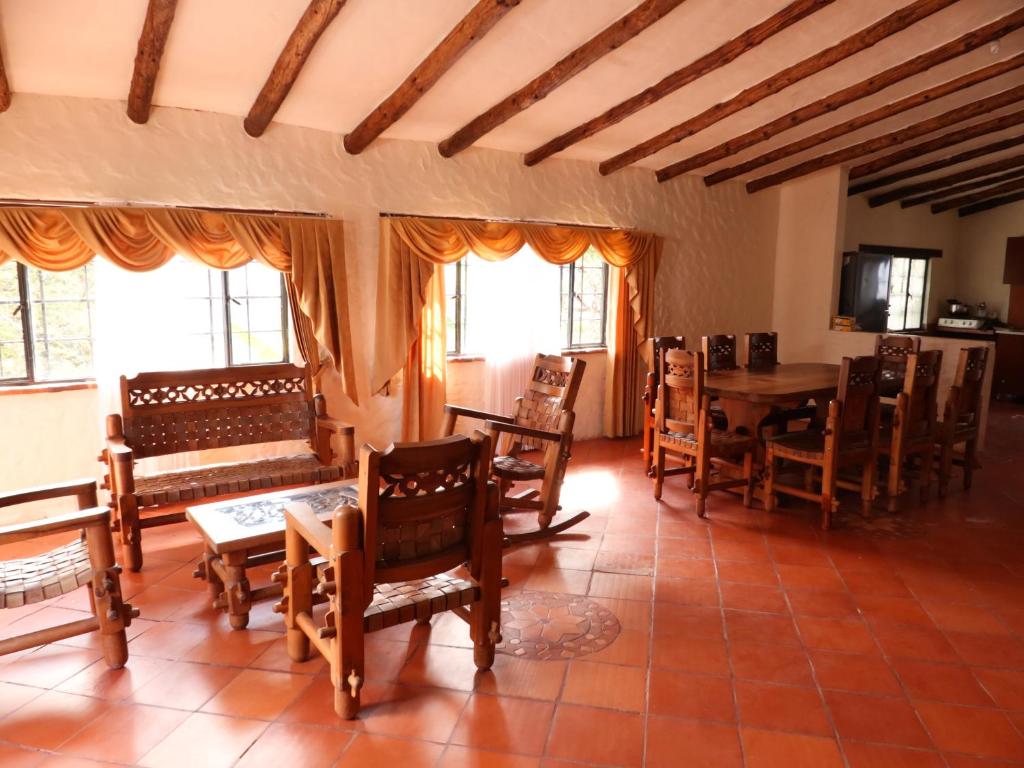 a room with chairs and a table and windows at APRECUZ - Asociación Pro Recreación y Cultura de Zipaquirá in Puente Nacional