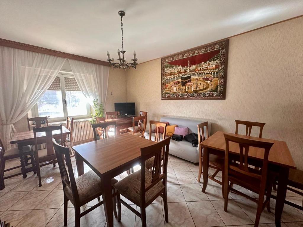 uma sala de jantar com uma mesa e cadeiras e um sofá em Affittacamere La Dimora dei Nonni em Cascia