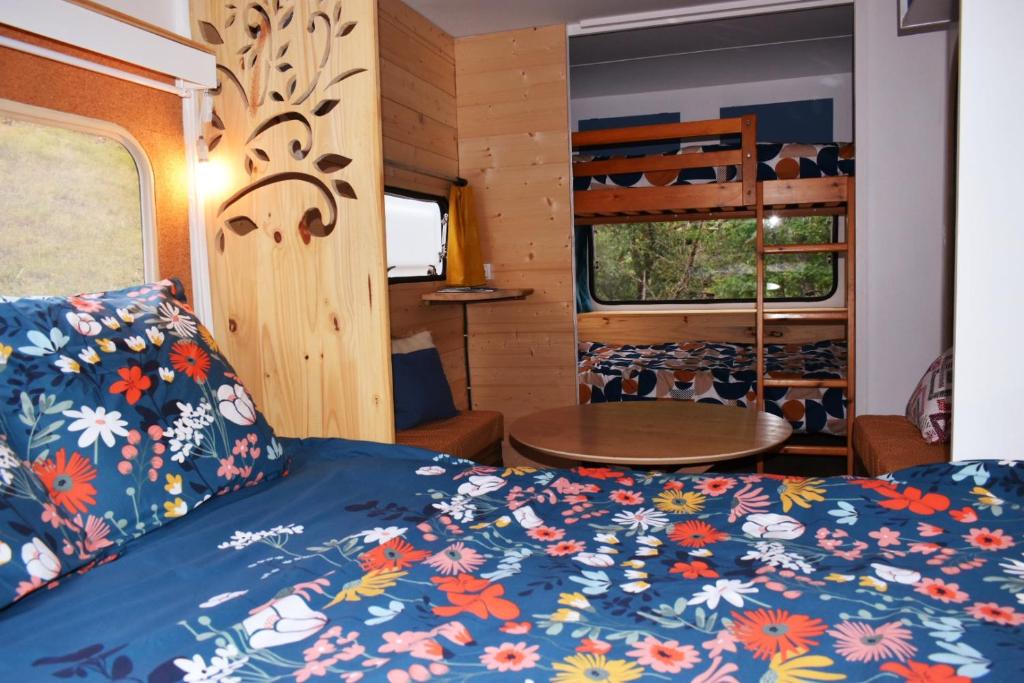 Photo de la galerie de l'établissement Caravane en pleine nature, à Saint-Étienne-de-Chomeil