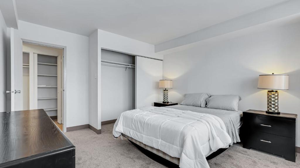 um quarto branco com uma cama grande e 2 candeeiros em Downtown 1br Apartment, Pool, Gym, Parking Pp em Harrisburg