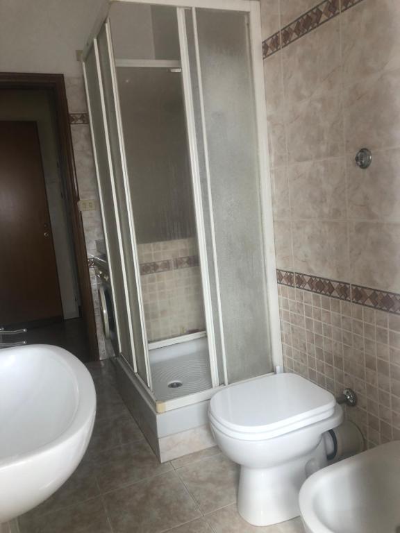 W łazience znajduje się toaleta, prysznic i umywalka. w obiekcie MomòHouse - 4 ospiti 2 camere WiFi A/C w Rzymie