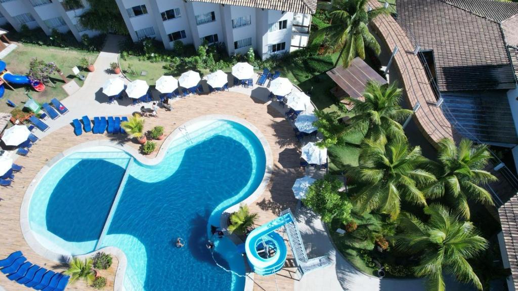 una vista aérea de una piscina en un resort en Hotel Aldeia da Praia, en Ilhéus