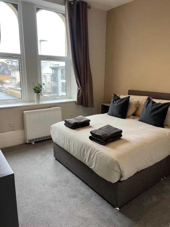 En eller flere senge i et værelse på North Coast Boutique Apartment