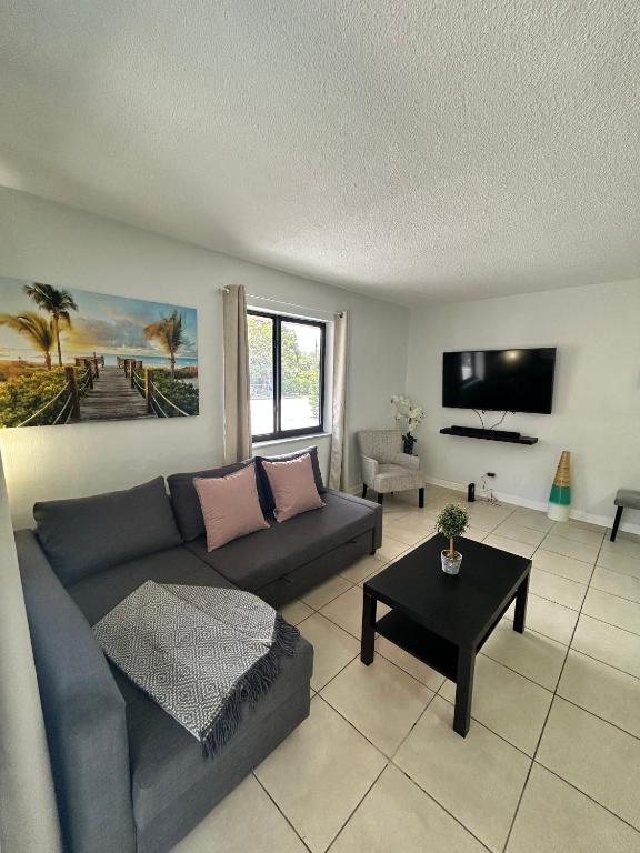 uma sala de estar com um sofá e uma mesa em Apartment in Hollywood close to shops and beach em Hollywood