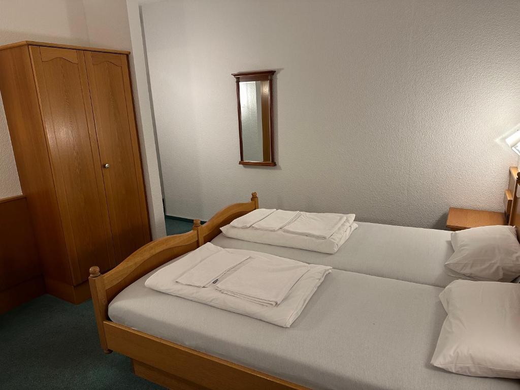 Postel nebo postele na pokoji v ubytování Hotel Sachsenhof