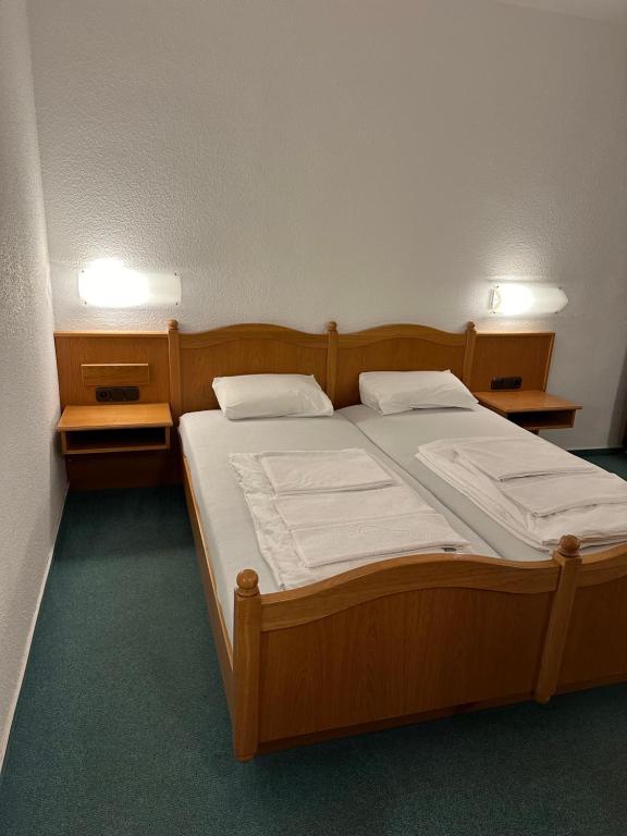 Postel nebo postele na pokoji v ubytování Hotel Sachsenhof