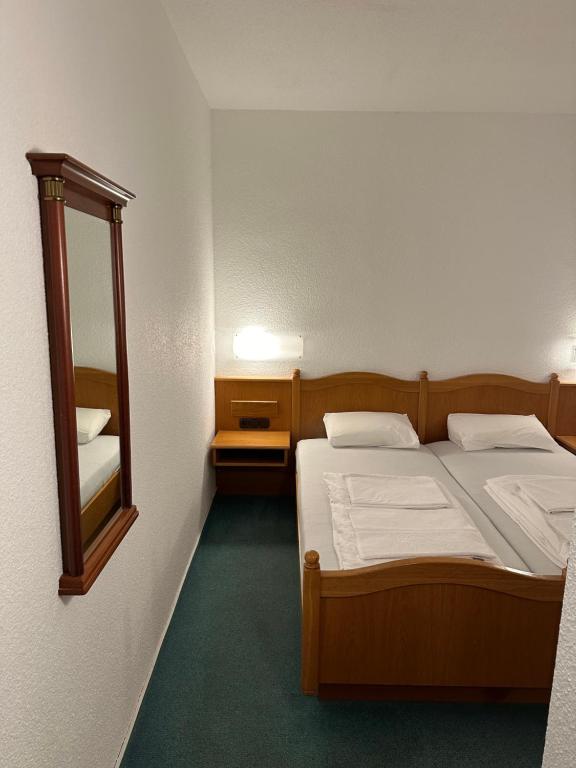 Postel nebo postele na pokoji v ubytování Hotel Sachsenhof