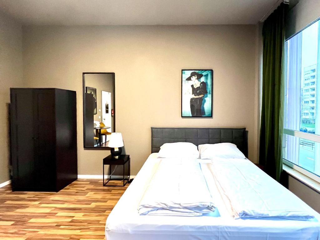 Postel nebo postele na pokoji v ubytování N8 ROOMS - by Leipzig Suites