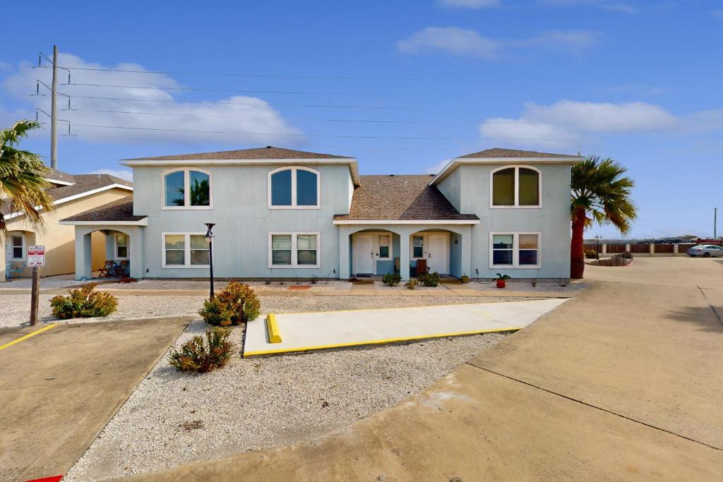 The Blue House by Whitecap Beach, Padre Island (updated prices 2024)